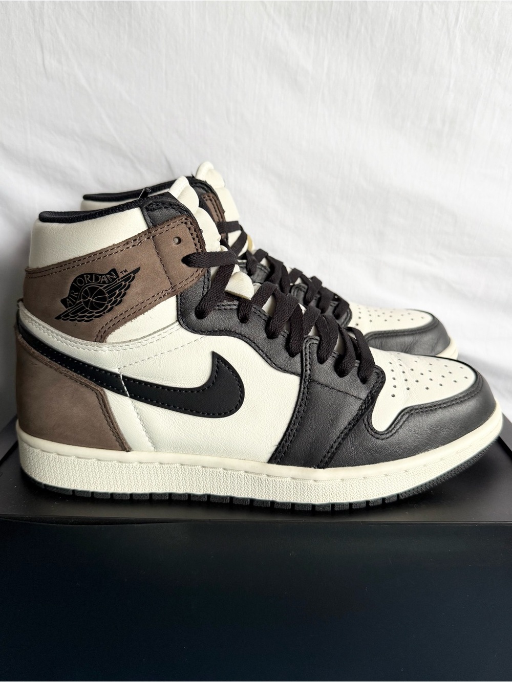 AUTHENTIC Jordan 1 Retro High OG Dark Mocha size 9.5 555088-105 2021 PRE-OWNED